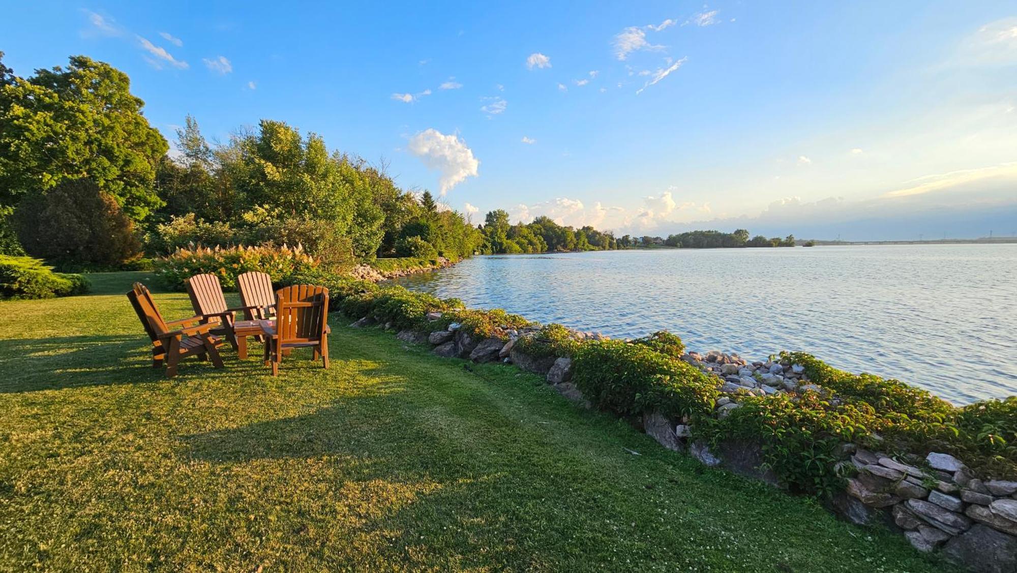 Hotel Oasis Lac St-Louis Салаберри-де-Валлифилд Экстерьер фото