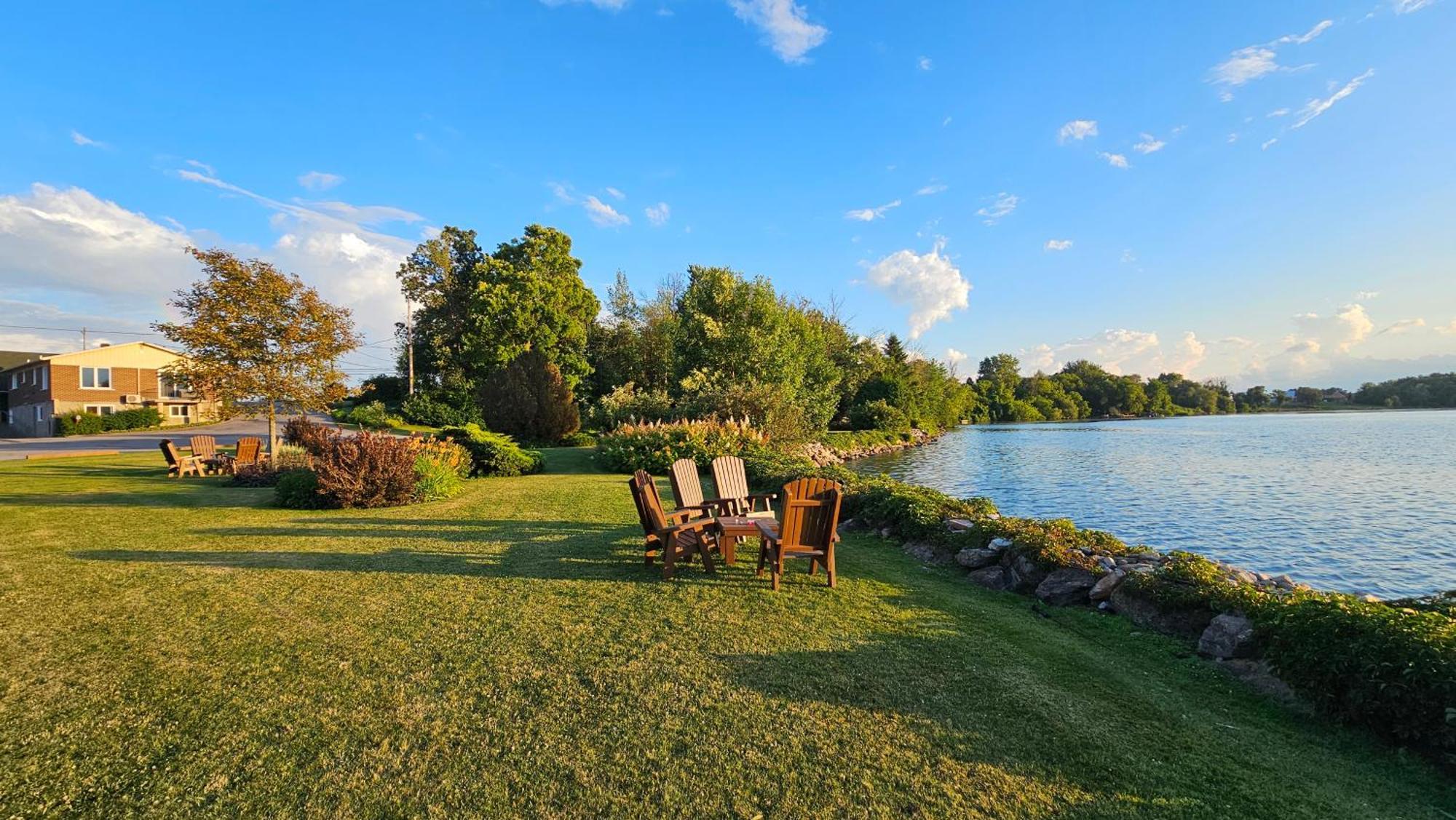 Hotel Oasis Lac St-Louis Салаберри-де-Валлифилд Экстерьер фото