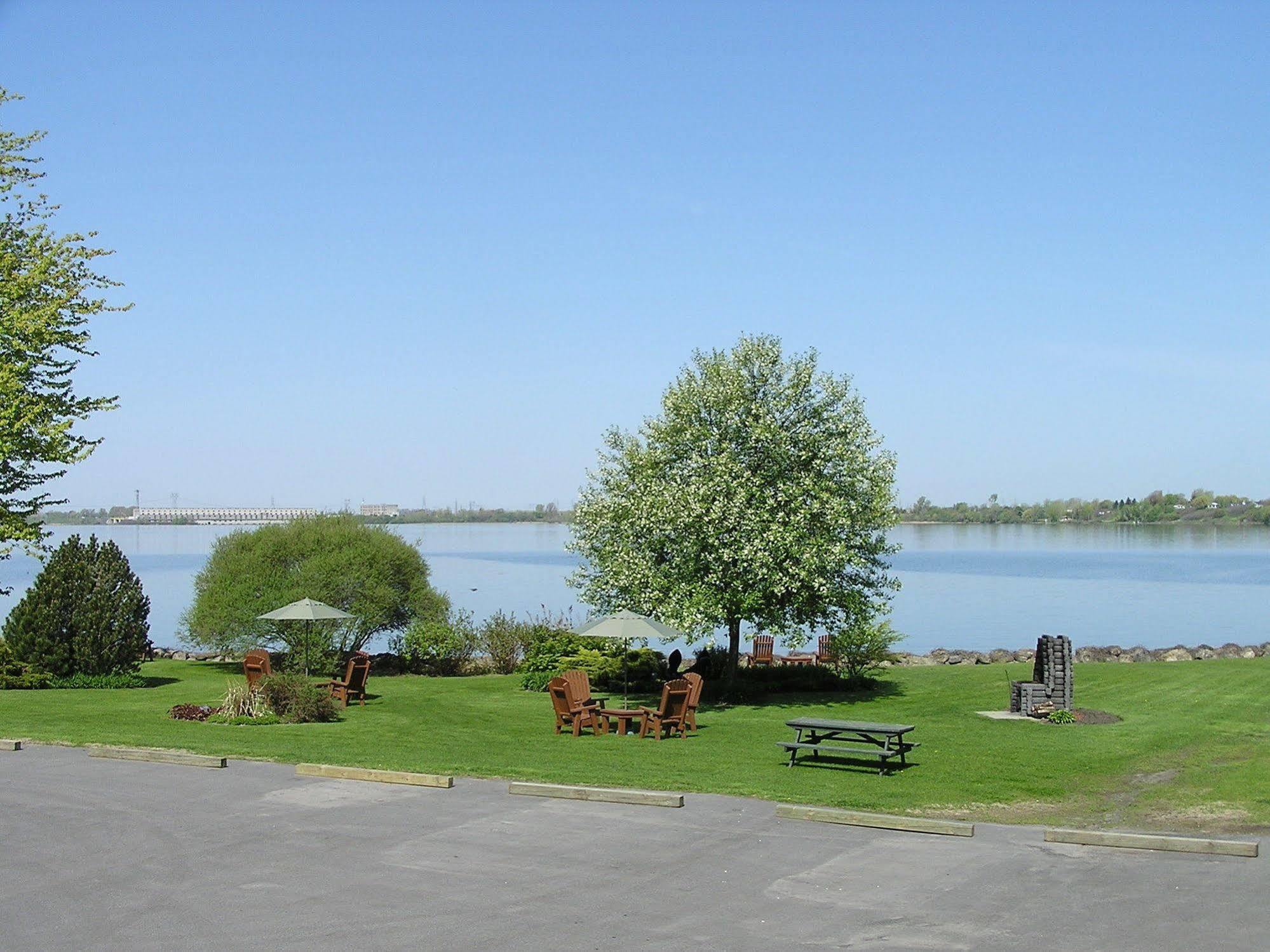 Hotel Oasis Lac St-Louis Салаберри-де-Валлифилд Экстерьер фото